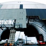 2016年中に建設工事を終え、チェルノブイリ原発3、4号炉(写真背後)を覆う予定となっているドーム(写真手前)。巨大事業のため計画は二転三転したが、フランスを中心とするヨーロッパの共同事業体NOVARKAによって進められている。写真はすべて、チェルノブイリ地区、ウクライナ。 2016年1月14日