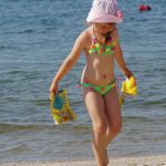 生まれて初めて海に入るマルガリータ(7歳)。母親のインナは彼女を出産後に亡くなった。保養施設ユージャンカ、黒海沿岸、ウクライナ。2016年7月4日
