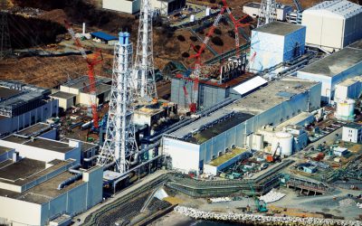 空撮した福島第一原発4号機(手前)と3号機(奥)。4号機の最上階に「心をひとつに、頑張ろう福島」の横断幕が張られていた。2013年2月28日