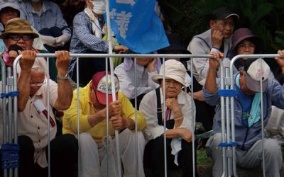 うるま市の女性殺害事件に抗議して、5月26日に嘉手納基地第一ゲート前でおこなわれた抗議集会。たった一人の女性の命さえ守れなかったという気持ちで打ちひしがれた屈辱感の中から、沖縄の全基地撤去を求める運動が大きく育っている。嘉手納基地第一ゲート前、2016年5月26日