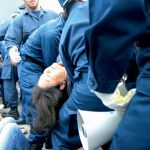 11月4日、キャンプシュワブ・ゲート前に初めて東京から警視庁機動隊が投入され、約100人だった警備が、200人にと倍増した。衝突と挑発は激化し、公務執行妨害容疑で現行犯逮捕された人、救急搬送される人が続出した。非暴力の抵抗は5日朝も続き、辺野古新基地建設反対の座り込みをしていたおよそ50人の非暴力の人々は、機動隊に強制撤去させられた。これを政府による新たな「琉球処分」だという声が囁かれた。写真は全て米軍基地キャンプシュワブ・ゲート前。11月5日朝7時ごろ