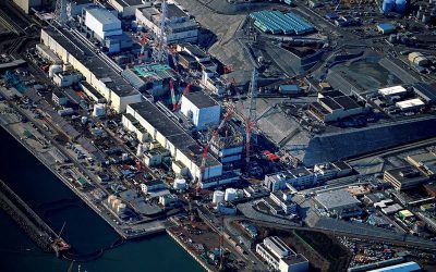 画面右から1、2、3、4号機と並ぶ。2号機は内部のデブリ(溶けた核燃料)と思われるものの撮影に成功したが、そのあたりの放射能は毎時530シーベルトと推計される。しかも圧力容器には大きい穴が確認された。6年かかってようやく内部のごく一部を覗くことができるようになった状態だ。福島第一原発。2017年1月25日