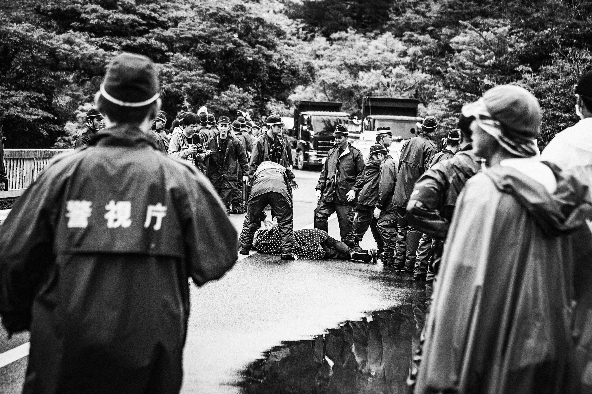 機動隊ともみ合いになり倒れた女性は、しばらく立ち上がることができなかった(高江)2016年8月8日